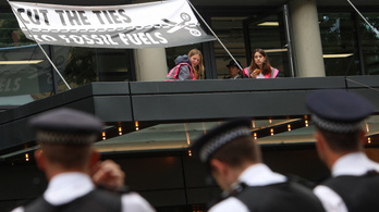 Klímaaktivisták füstgránátokat dobáltak a brit Munkáspárt épületére