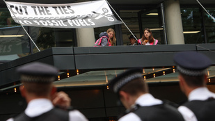 Klímaaktivisták füstgránátokat dobáltak a brit Munkáspárt épületére
