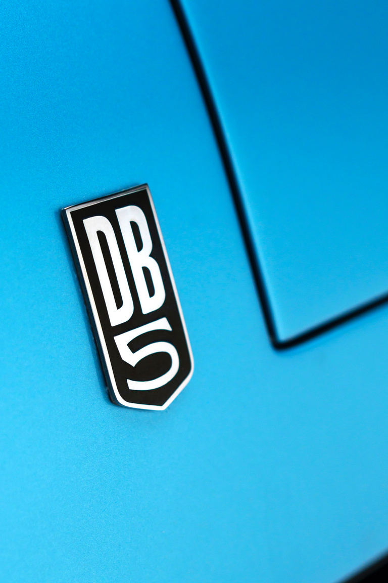 Az első DB5-ök Newport Pagnellben készültek, 2020-ban pedig az Aston Martin és az EON Productions létrehozott 25 James Bond replikát, melyek sosem kaphatnak rendszámot. Egy eredetivel tehát jobban járunk.