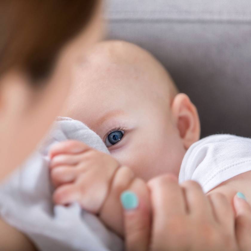 Vicces, mit művelnek a babák szoptatás közben - Az édesanya egy szívószálas pohárral mutatta meg
