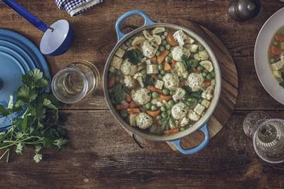 Melegítő zöldségleves zellergombóccal: laktató ebédként is helytáll