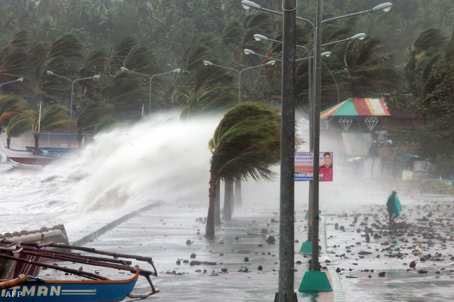 A Fülöp-szigetek gyakran szenved hasonló természeti csapástól, évente átlagosan húsz tájfun pusztít rajta. A Haiyan a prognózisok szerint a világ leghevesebb tájfunja az idén. A Haiyan a várakozások szerint szombatig sújtja a Fülöp-szigetek térségét, majd továbbhalad Vietnam felé.