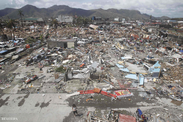 A tájfun házak tömegét döntötte romba, és súlyos károkat okozott a 220 ezer lakosú Tacloban kikötővárosban, az ottani tengerparti repülőteret elárasztották a heves szél által felkorbácsolt, két emelet magas hullámok.