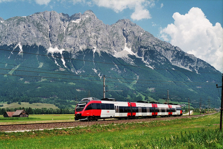 A Bombardier Talent motorvonatok nem jöttek be az osztrák vasútnak. Végül az ÖBB által, műszaki problémák miatt, át nem vett motorvonatok közül a MÁV tíz darabot vásárolt 2007-ben. Azonban a MÁV-nak sem volt szerencséje a típussal