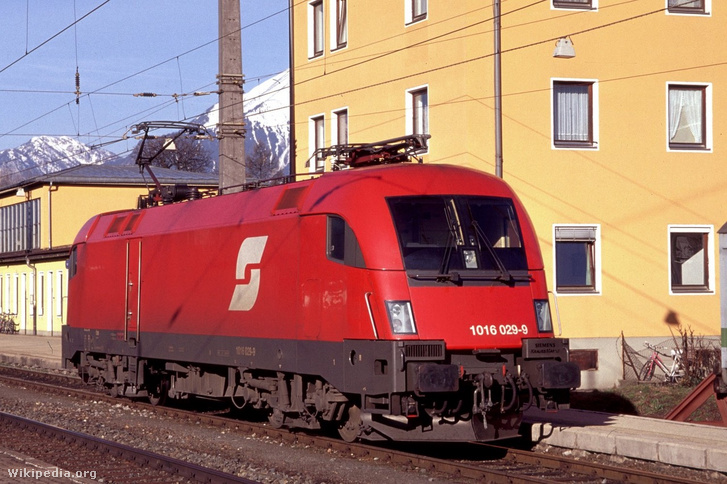 A prototípus és a néhány első darab ÖBB-s Taurus mozdony még a Pflatsch logót viselte