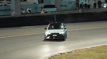 A japán driftlegenda tekerte meg pályán a Hyundai villanyautóját