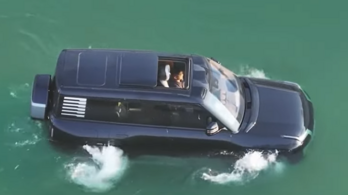 Nem vicc: a BYD új luxus SUV-je úszni is tud