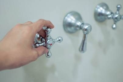 Ezért nem jó a hideg fürdő láz esetén: 4 módszer, ami tényleg enyhíti a tünetet