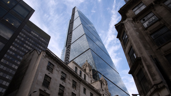 Kötél nélkül mászta meg a híres londoni felhőkarcolót egy férfi