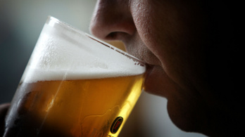 Rossz hírt kaptak a sörivók, elfogyhat a kedvenc alkoholos italuk