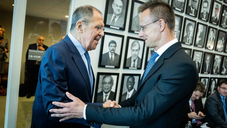 Szergej Lavrov nem akármilyen ígéretet tett Szijjártó Péternek