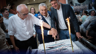 Orbán Viktor a Happy Birthday technováltozatára ünnepelte azokat, akik nélkül „a Fidesz sem lenne kormányon”