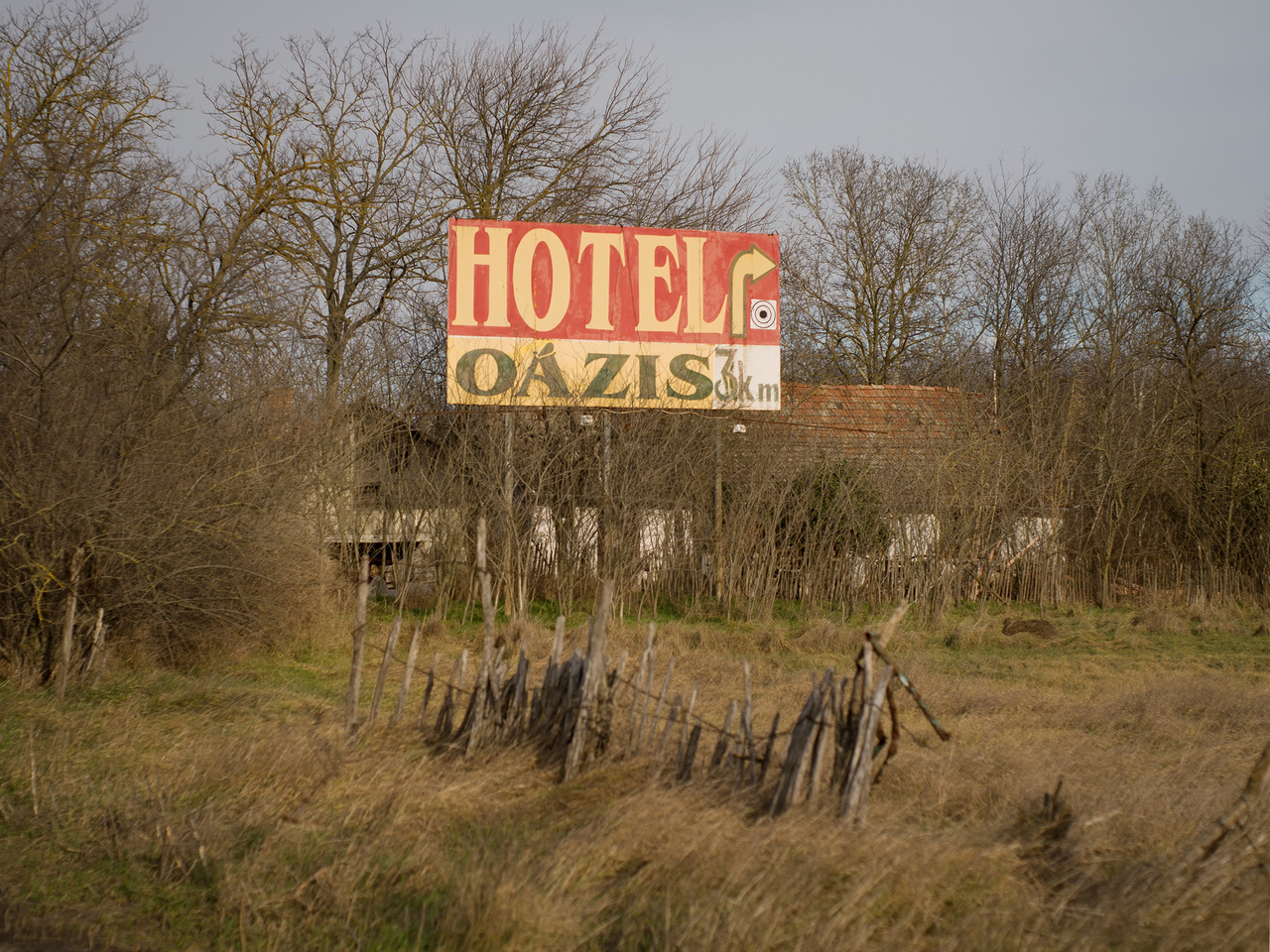 Egy bezárt hotel reklámtáblája a romos parasztház udvarában Kiskunságban