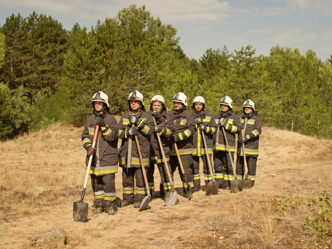 Az Orgoványi önkéntes tűzoltók pózolnak a fotóhoz egy tűzgyakorlat előtt