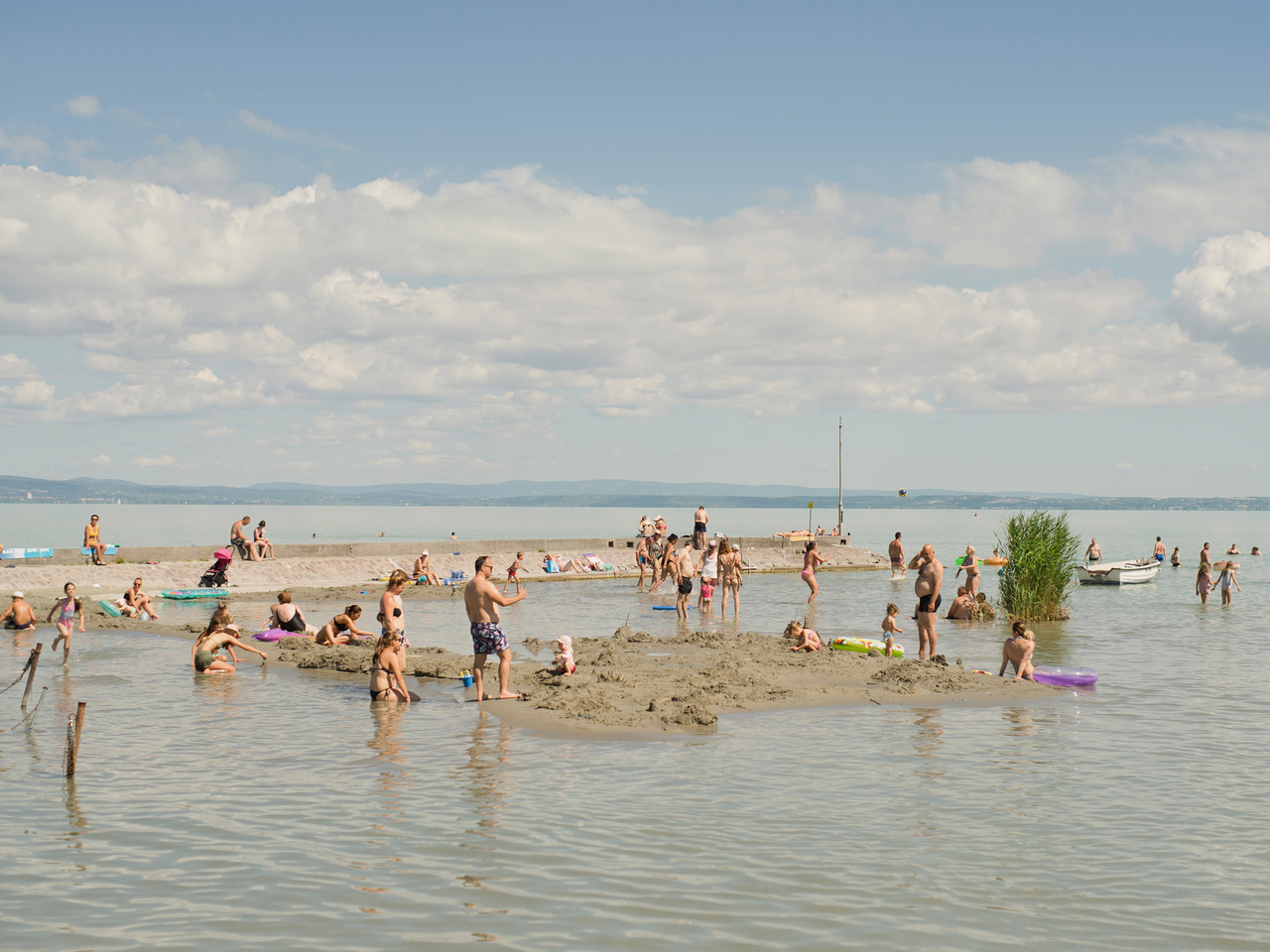 Fürdőzők az alacsony vízállású Balatonban a nyári kánikula idején