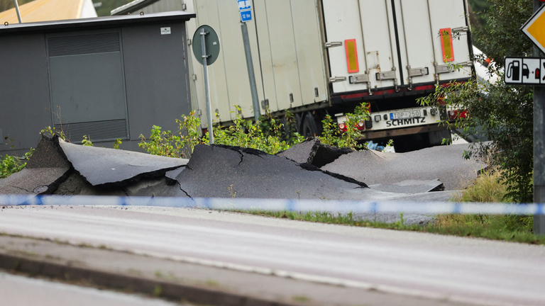 Szétszakította az autópályát egy földcsuszamlás Svédországban