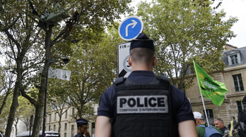 Vasrudakkal vertek szét egy rendőrautót a tüntetők Franciaországban