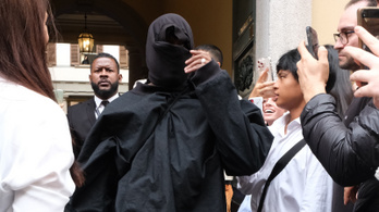 A terrorizmusellenes törvényt is megszegte Kanye West a fura ruhájával