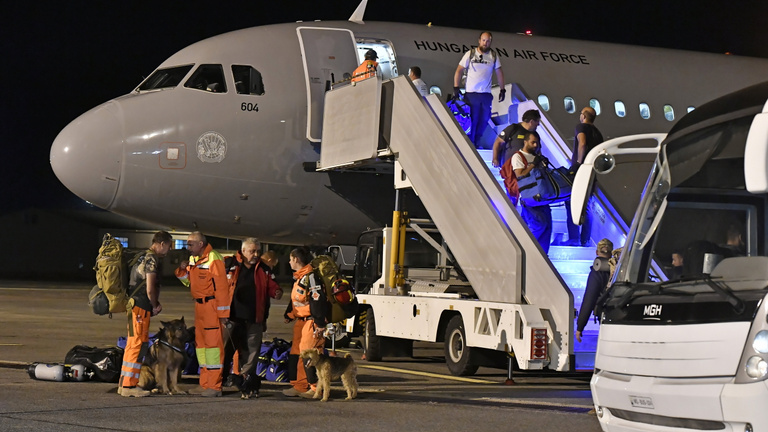 Hazatért a magyar mentőcsapat Líbia romjaiból