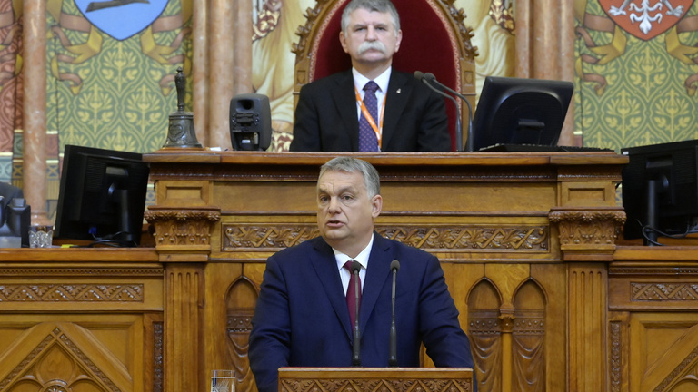 Kezdődik Orbán Viktor beszéde, ami meghatározza a következő időszakot