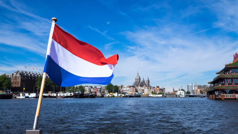 Kábítószer-kereskedőkkel összejátszó vámtiszteket bocsátottak el Hollandiában