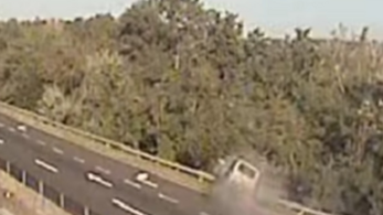 Óriásit ütközött egy gyorshajtó az M3-ason, videó készült róla