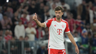 Lőw Zsolt és a Bayern München játékosai összefogva segítenek az esztergomi robbantás tragikus áldozatának családján