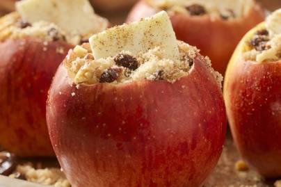 Sült alma házi granolával: a vajtól lesz illatos