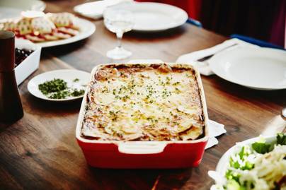 Fűszeres, sajtos tepsis krumpli kevés hozzávalóból: így készül a híres vasalt burgonya