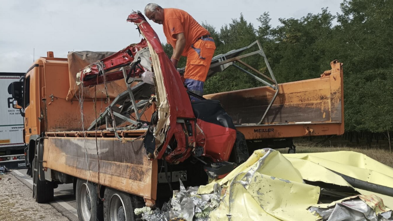Csúnyán szétzúzta egy kamionos a Magyar Közút teherautóját