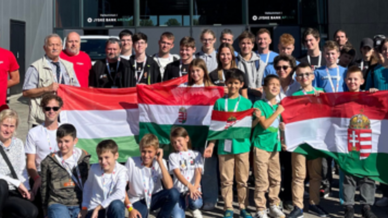 Fiatalkorú magyar zsenik hoztak haza érmeket a nemzetközi robotikai versenyről