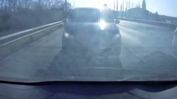Videó: tusfürdős flakonnal állt bosszút egy feldühödött sofőr Győrben