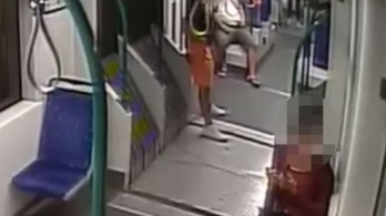 Videón, ahogy kifosztanak egy alvó utast a 6-os villamoson