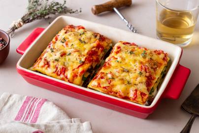 Hús nélküli cukkinis lasagne fűszeres paradicsomszósszal: sok sajttal még finomabb