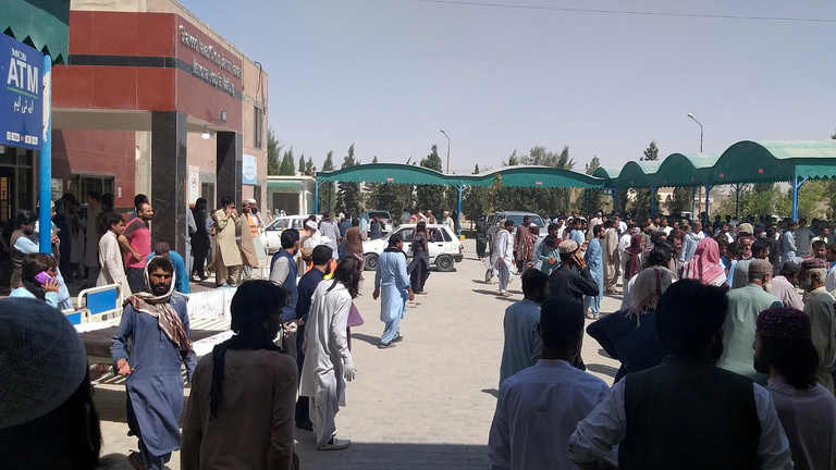 Öngyilkos merényletet hajtottak végre Pakisztánban egy mecset közelében, 52-en meghaltak