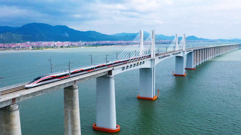 Bemutatták az első víz feletti vasútvonalat Kínában