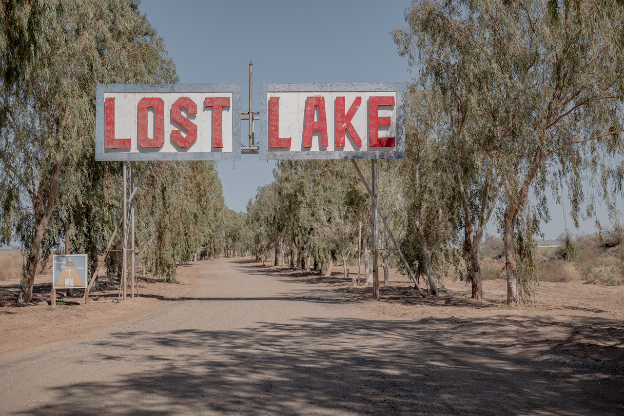 A Lost Lake Resort, lakókocsi-település bejárata a Colorado folyó mentén, az arizonai sivatagban.