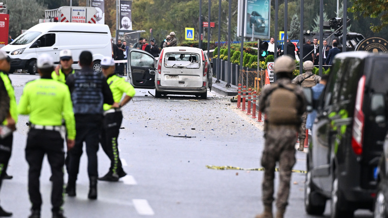 Terrortámadás a török belügyminisztériumnál, legalább egy ember meghalt