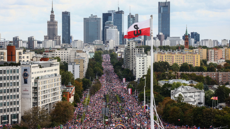 Százezrek tüntettek a kormány ellen Lengyelországban