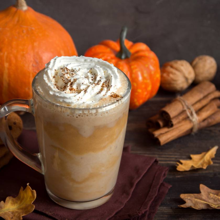 Fűszeres őszi kávék bekuckózáshoz: egy csokis és egy narancsos receptet mutatunk