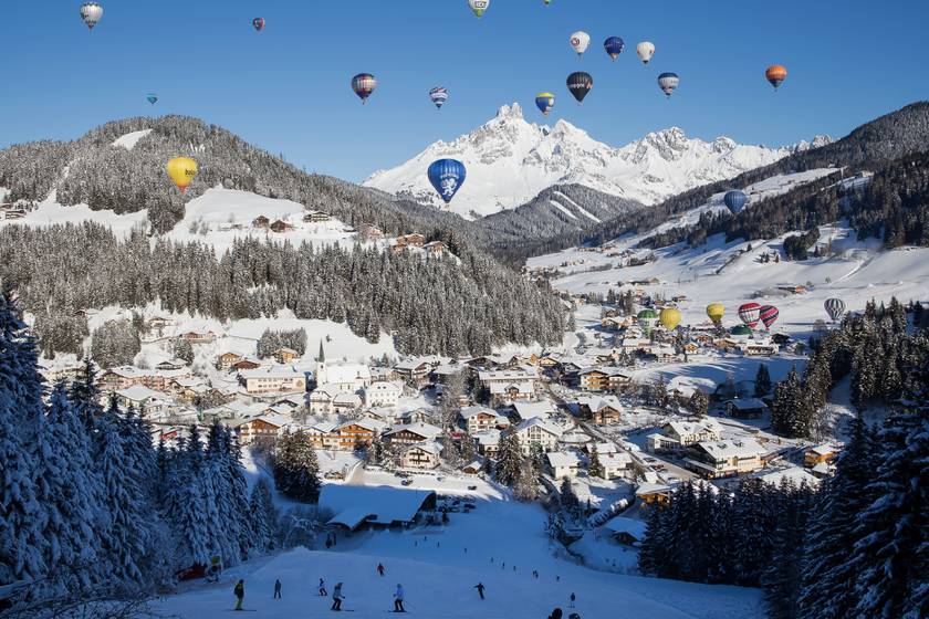 Ausztriában hőlégballonnal is lebeghetsz a havas Alpok felett: ezekkel az újdonságokkal várnak a síszezonban