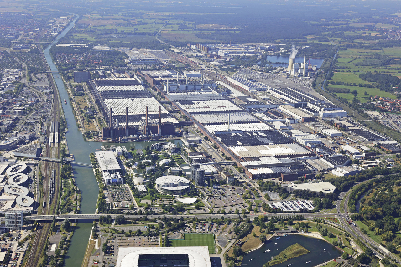 Wolfsburg továbbra is készít majd belsőégésű MQB platformos modelleket is, mielőtt 2030-ra készen állhat akár az SSP felfuttatására is. Önvezetés és sok egyéb technikai újítás a Project Trinity tervezet végén.