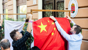 Kínai zászlót tűzött a polgármesteri hivatal épületére a Momentum Debrecenben