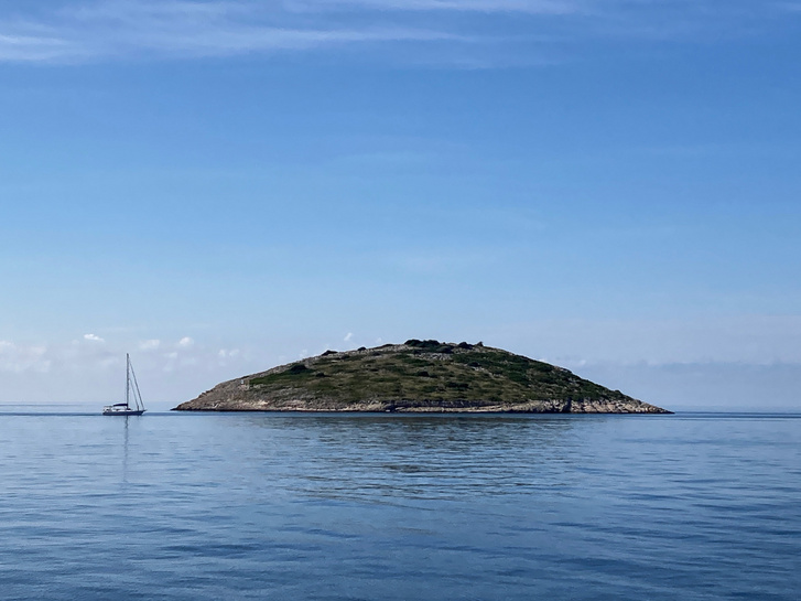 Rengeteg sziget van Zadar környékén, de a többség természetvédelmi terület, ahol nem igazán szabad kikötni.