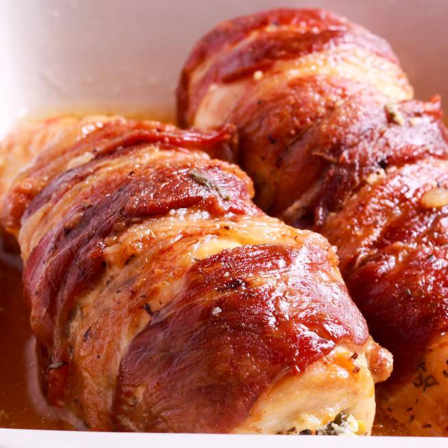 Baconbe tekert csirkemell: a hús fűszervajas tölteléket rejt