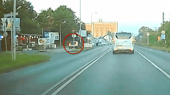 Videó: a türelmetlen sofőr fogta magát, és egyszerűen felhajtott a járdára
