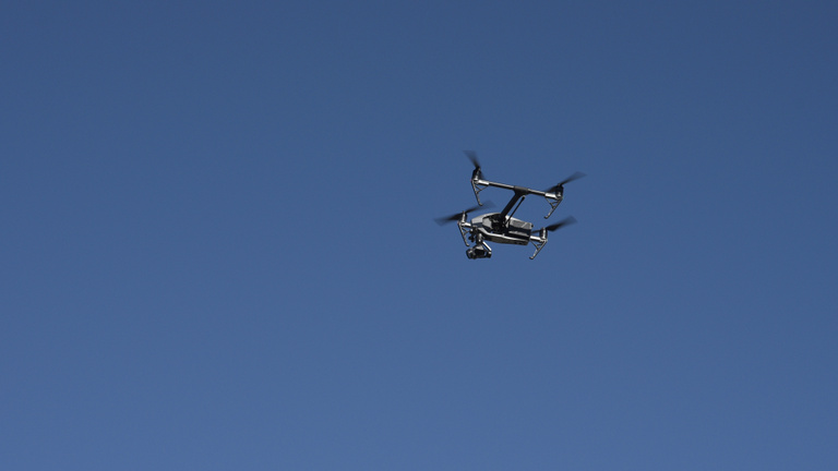 Drónelhárítási rendszerek építésére lesznek kötelezhetők egyes állami szervek
