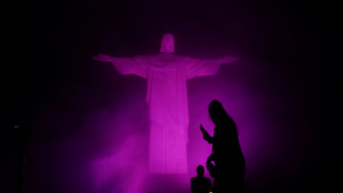 Rózsaszínűvé változott a Megváltó Krisztus szobra Rio de Janeiróban