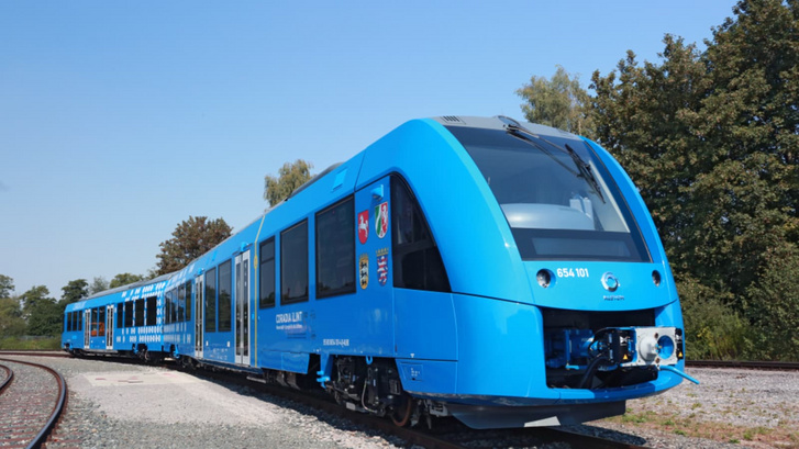 Az első sorozatban gyártott üzemanyagcellás motorvonat az Alstom Coradia Lint. A pletykák szerint, első körben kettő ilyen érkezett volna a MÁV-hoz 2024-ben. A nagypolitika azonban beleszólt az új technológia kipróbálásába