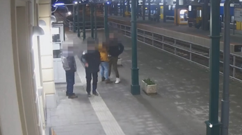 Ököllel vert embereket egy férfi az esztergomi vasútállomáson